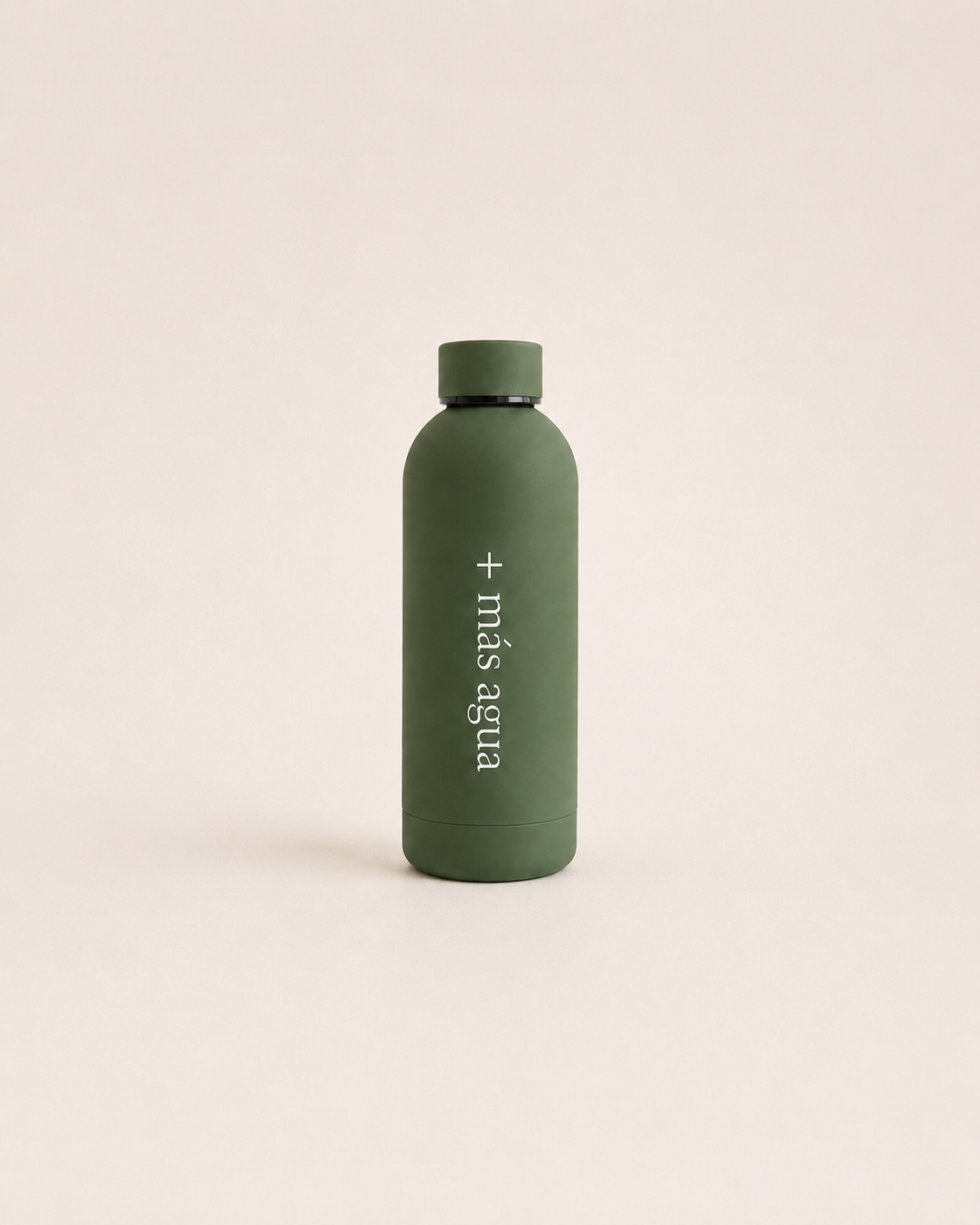 Botella térmica verde personalizada con el mensaje más agua en disposición vertical