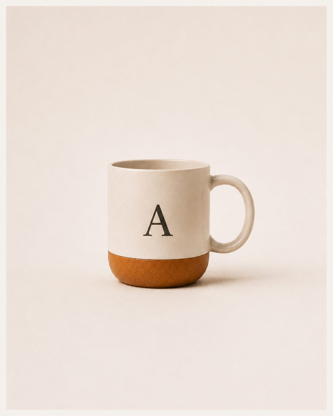 Taza de cerámica beige con base color terracota personalizada con la letra A
