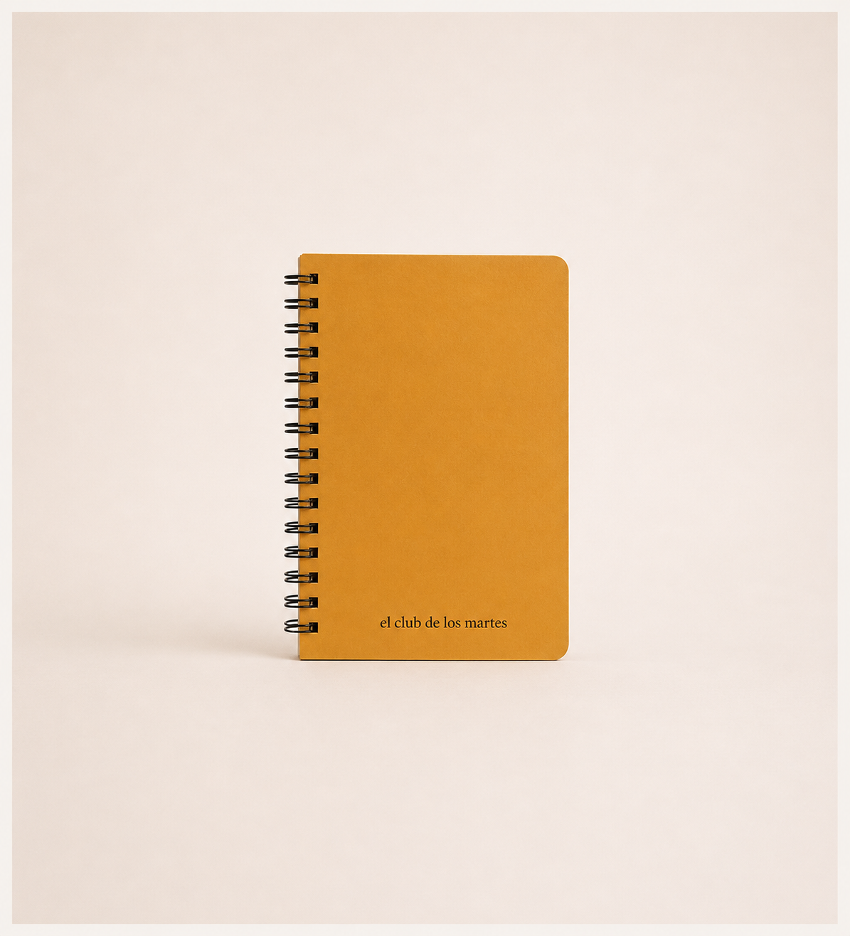 Cuaderno amarillo de espiral personalizado con el texto el club de los martes