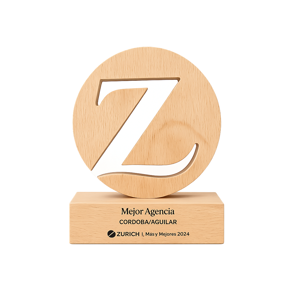 Dos trofeos personalizados de Simbólika Awards elaborados en madera y vidrio reciclado